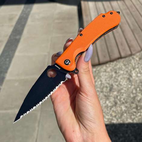 RESIDENT FULL SERRATED — Daggerr Museum June 2022